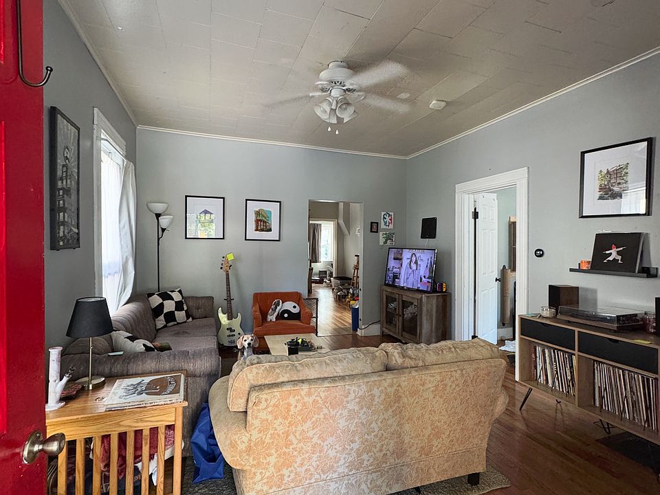 Living Room pic 3