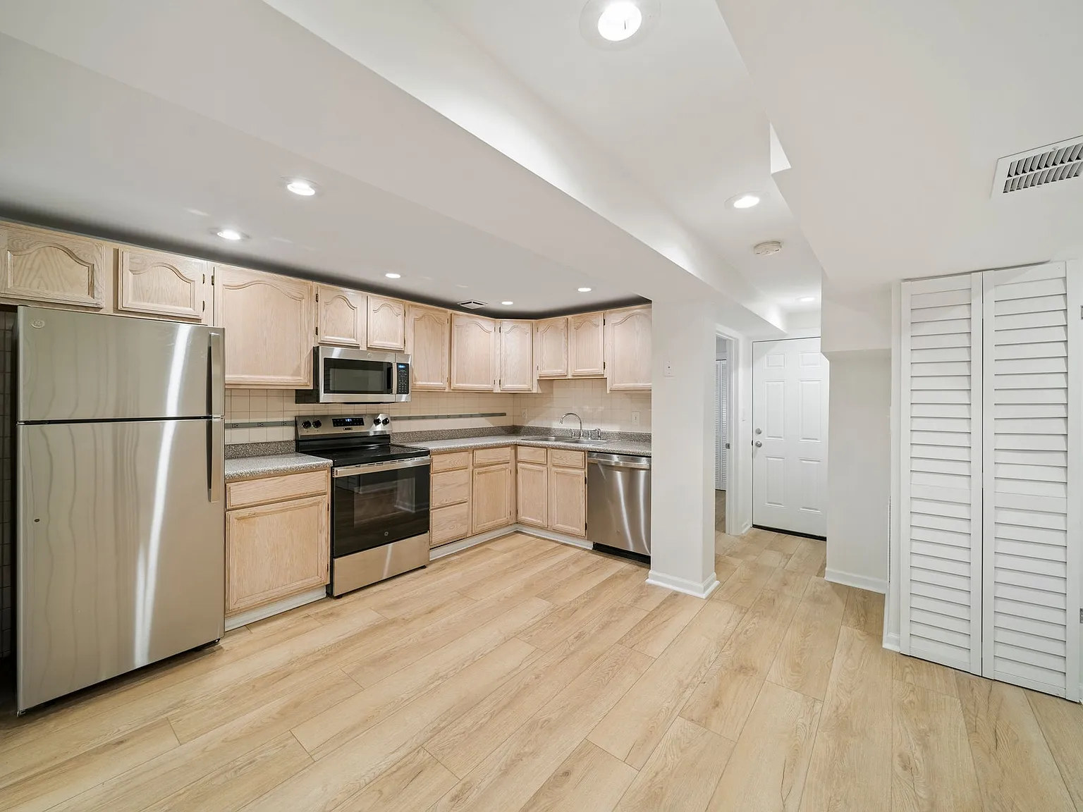 2 bed, 550 sqft, $1,900 — Photo 1