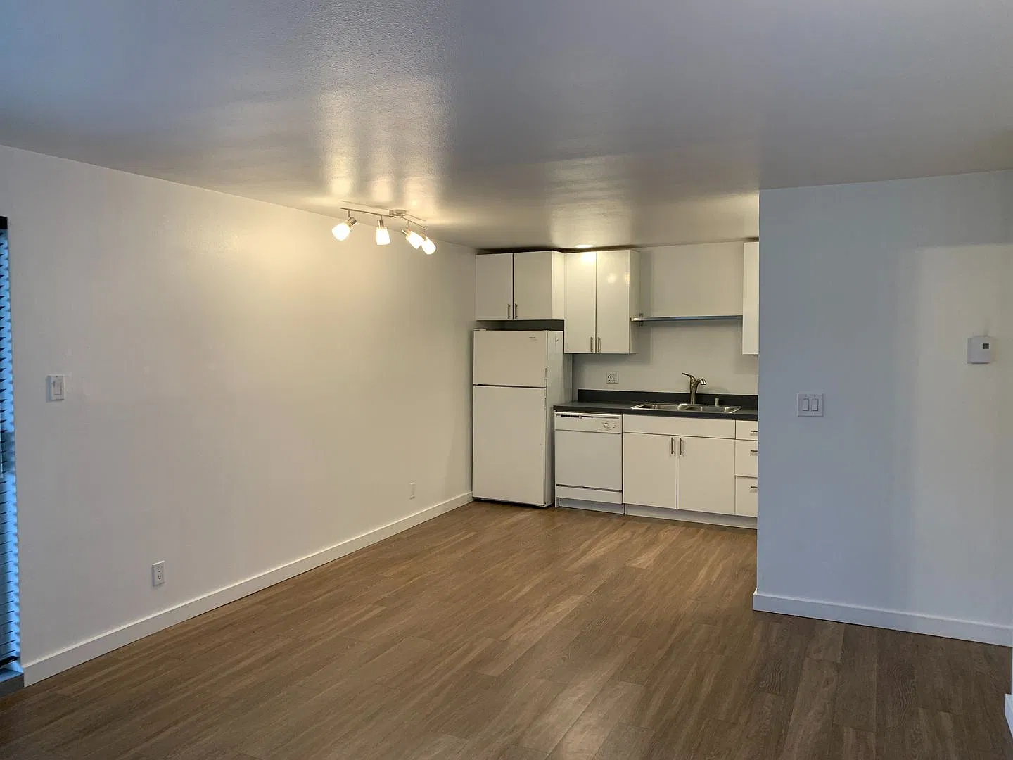 Eden Court Apartments — Photo 2