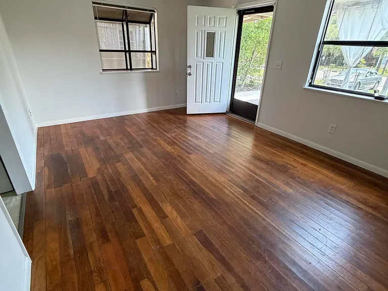 2825 Lake Shore Blvd — Photo 2