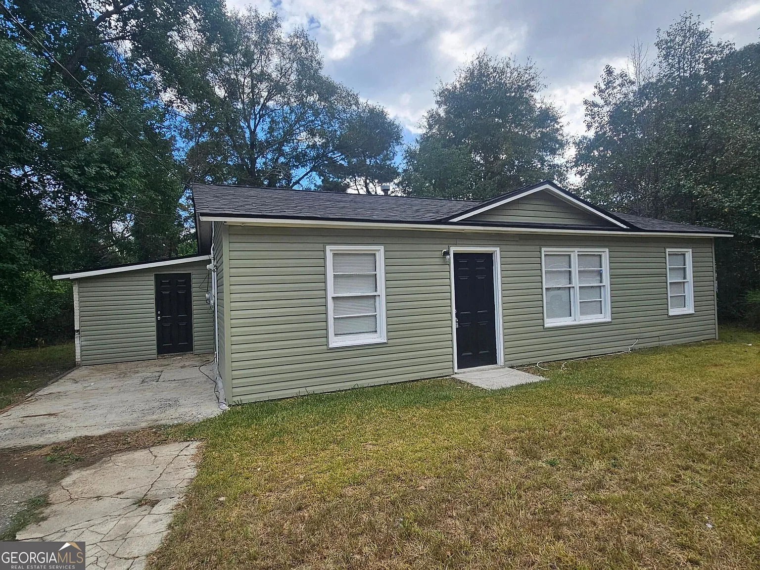 3 bed, 1.0 bath, 864 sqft, $1,195 — Photo 2