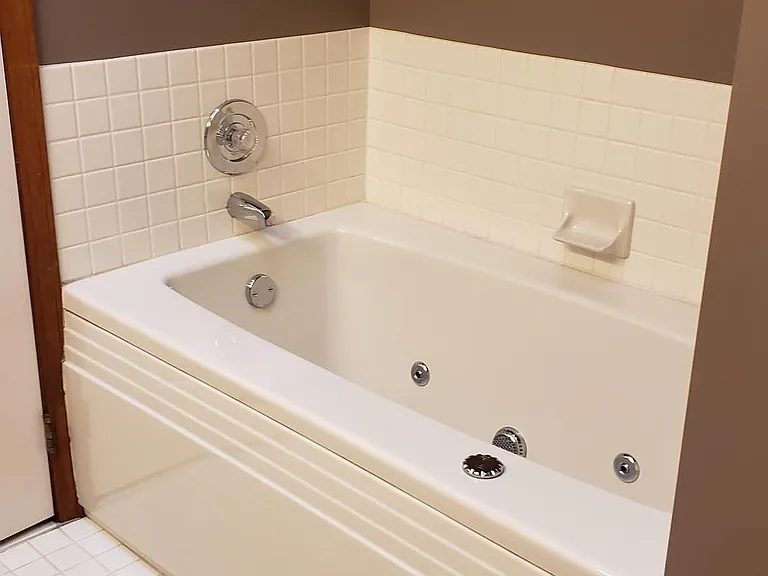 Master - Jetted Tub