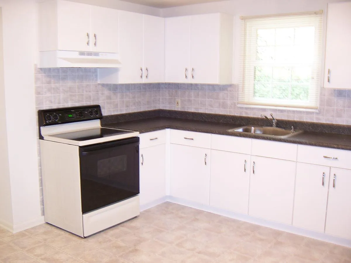 3 bed, 1200 sqft, $2,200 — Photo 2