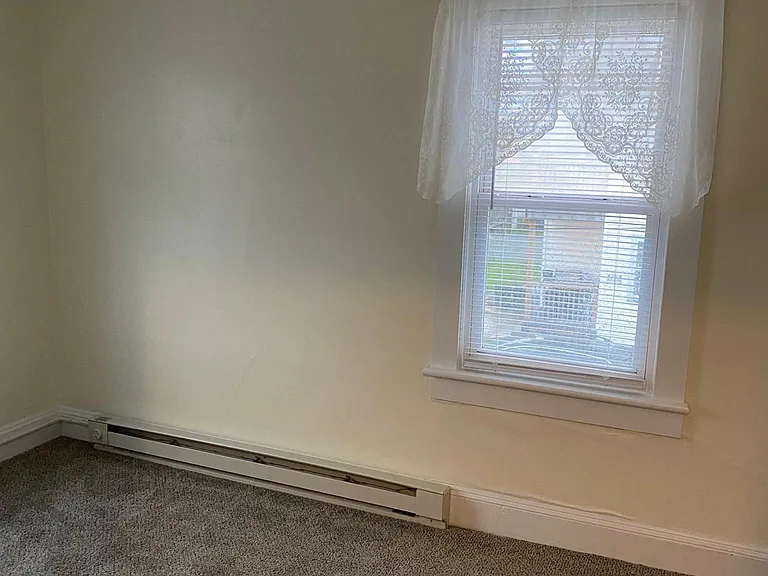 401 E Grove St — Photo 12