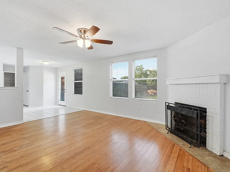 2937 Jamestown Dr — Photo 2