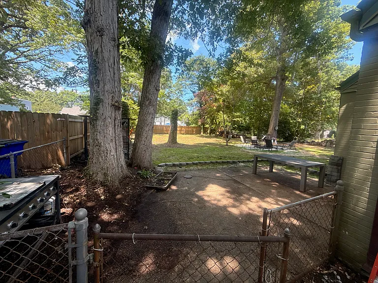 1214 Frank St — Photo 34