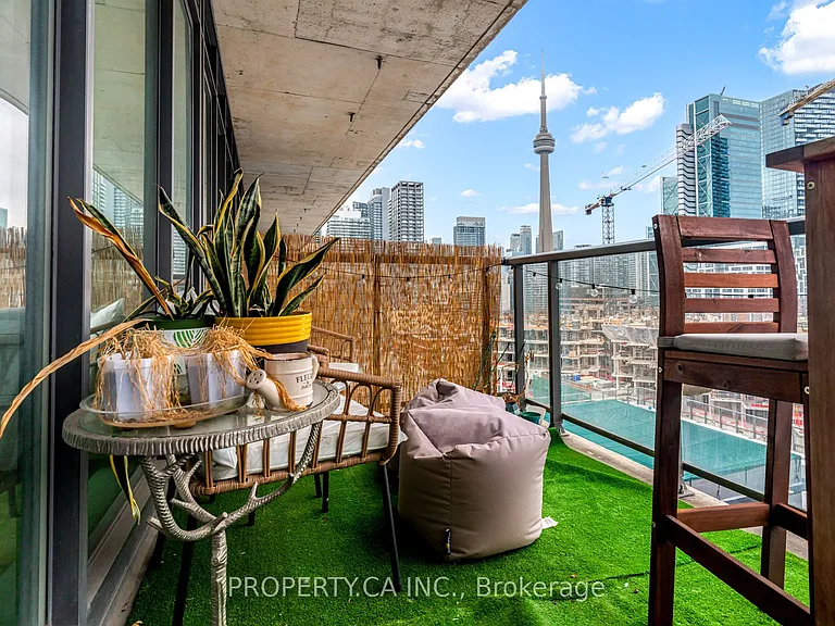 560 King St W #1111 — Photo 14