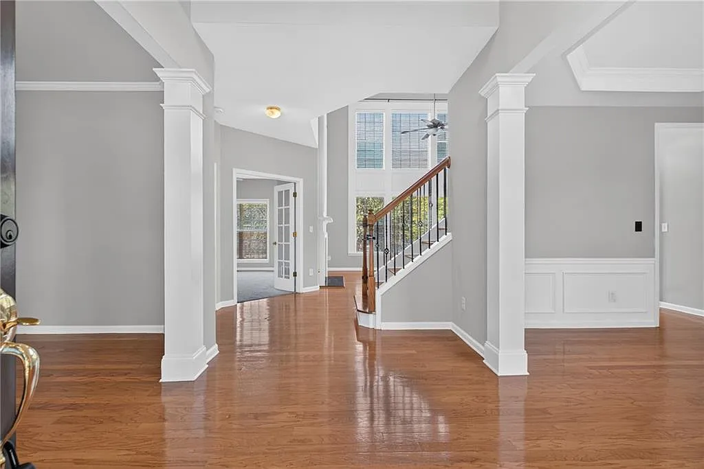 5 bed, 4.0 bath, 3700 sqft, $3,500 — Photo 3