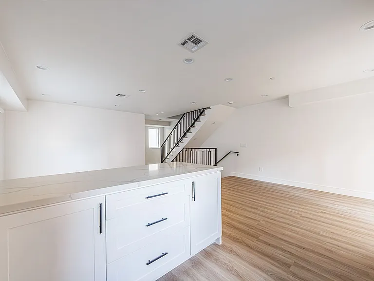 1241 N Sycamore Ave — Photo 29