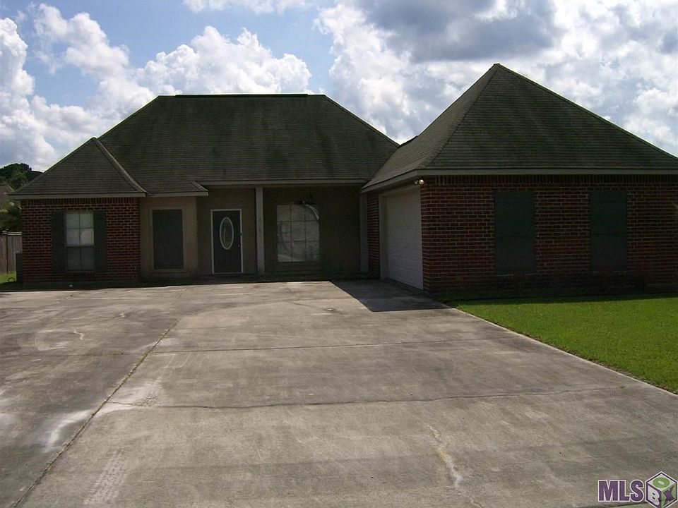 Ample parking with the oversized drive