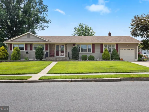 8 W Point Dr, Bordentown, NJ 08505