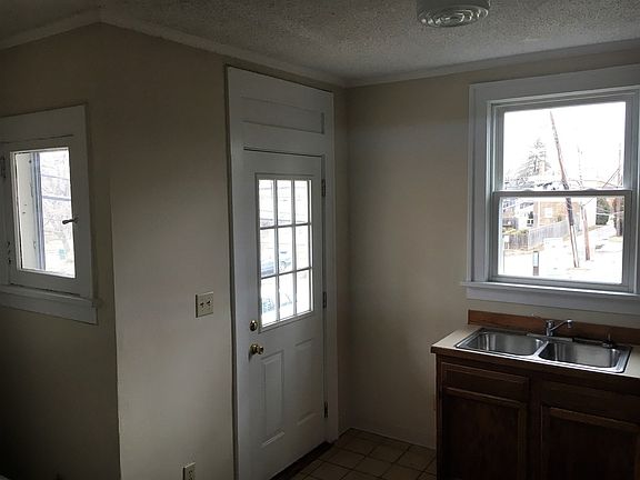 4th image of 194-196 E Hudson St