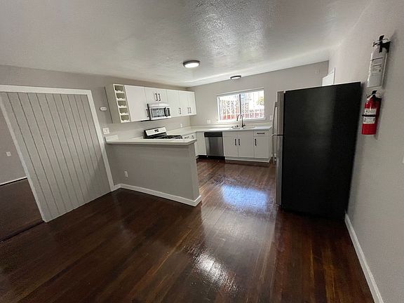 2nd image of 3018-3020 Maple Ave