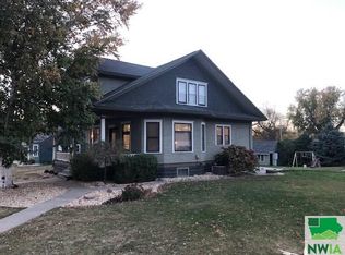 523 1st St, Hull, IA 51239