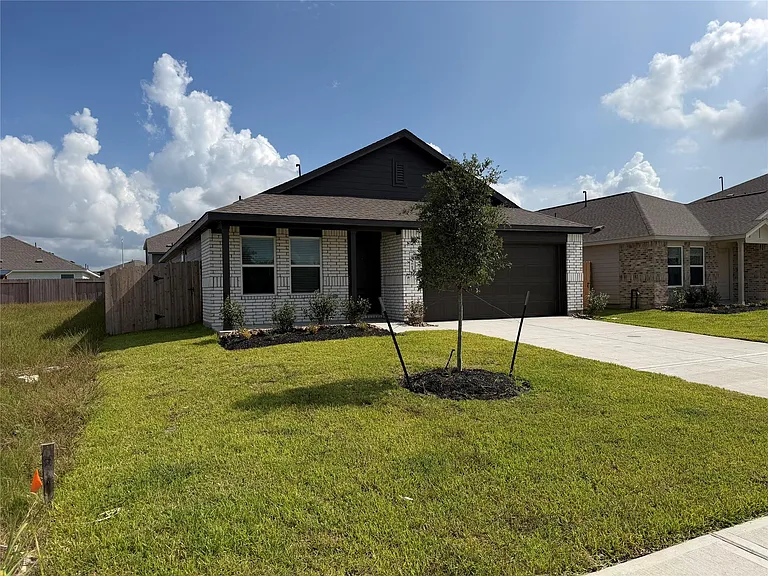 921 Woodhaven Lakes Dr — Photo 1