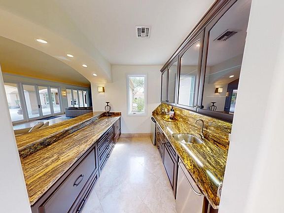 5th image of 996 Villa Dr