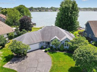 7913 N Shoreline Dr, Holland, OH 43528