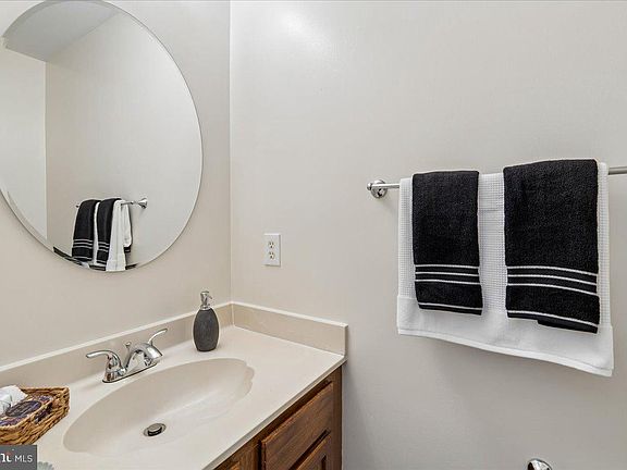 3rd image of 2433 McCormick Rd