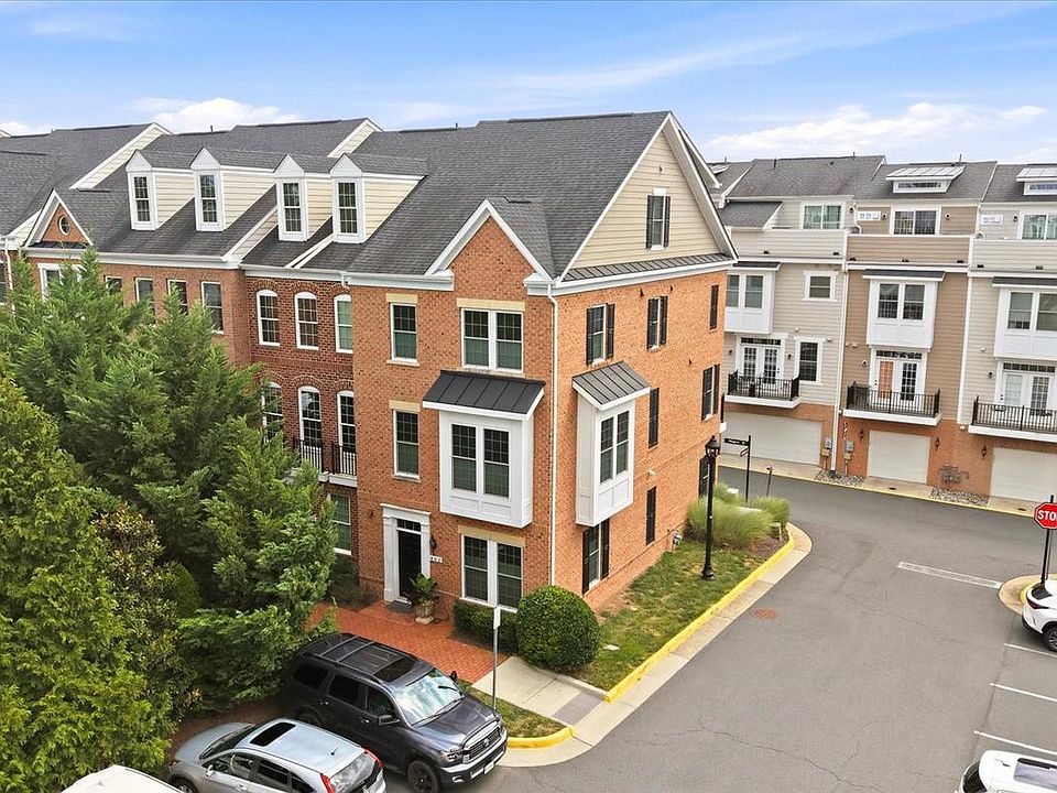 1st image of 402 Haupt Sq SE