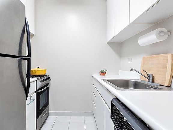 4th image of 235 E 40th St APT 21H