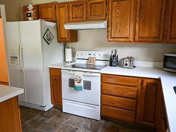 Electric stove, fridge with water and ice maker.