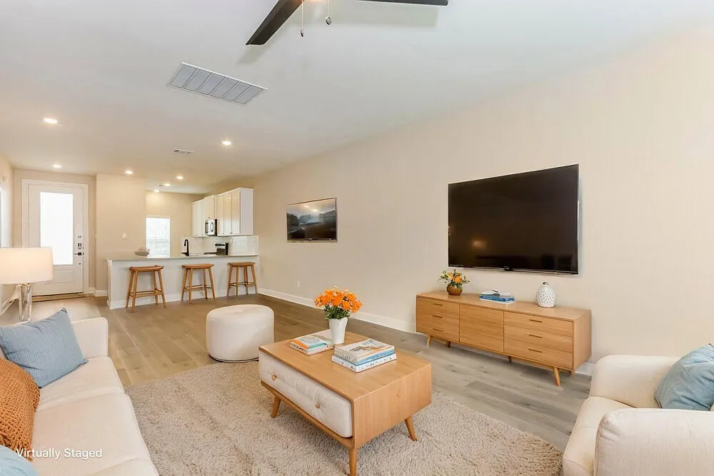 5 bed, 2.5 bath, 2616 sqft, $3,890 — Photo 4