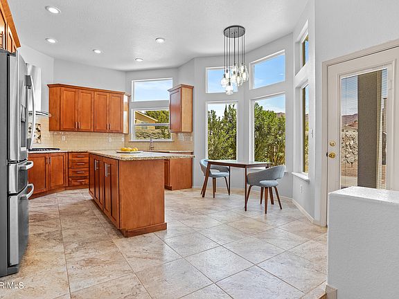 4th image of 912 Los Pinos Pl