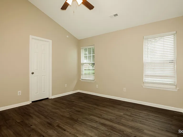 1531 Hudson Graham Ln — Photo 8