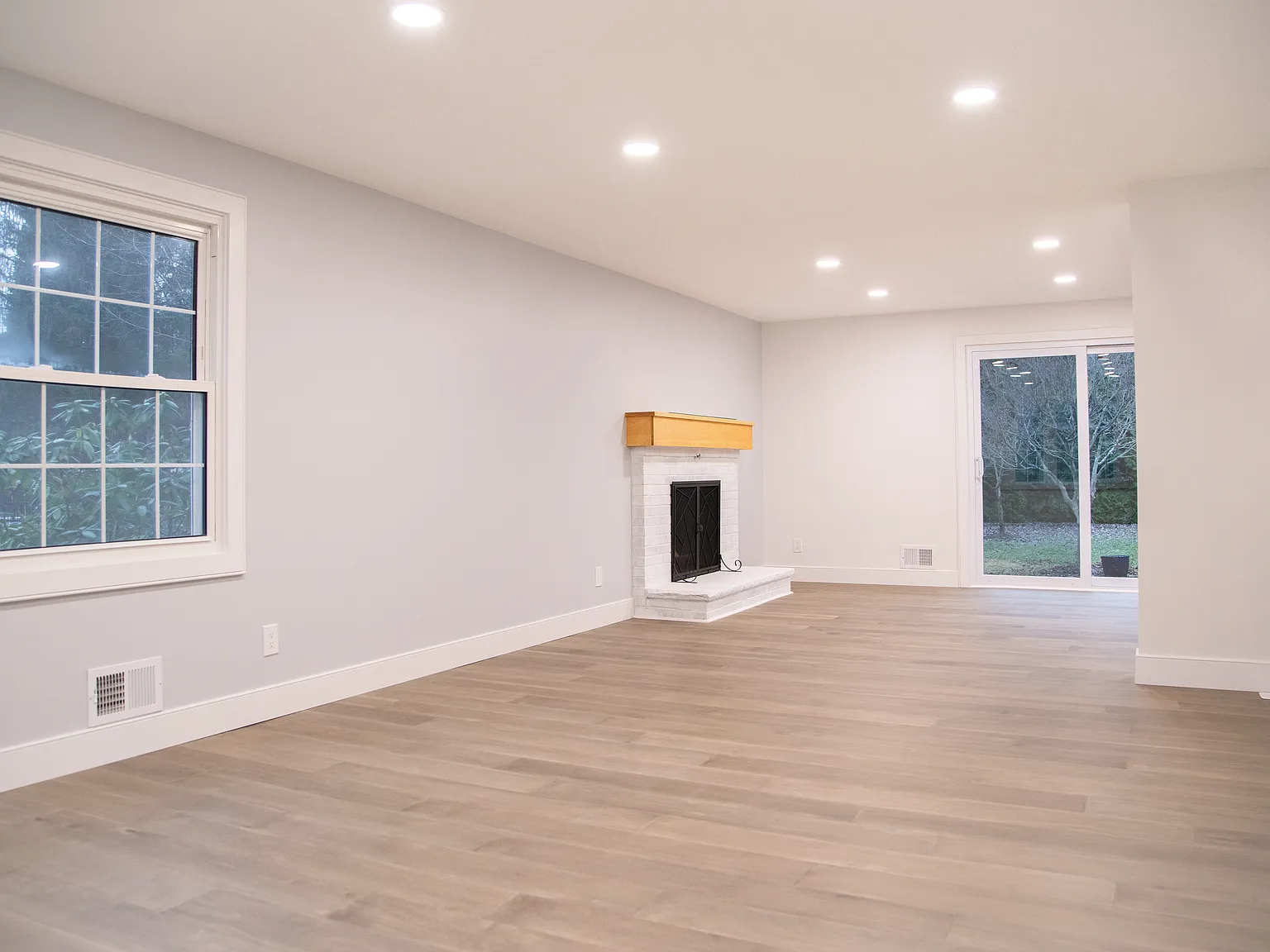 4 bed, 2.5 bath, 2240 sqft, $4,200 — Photo 3
