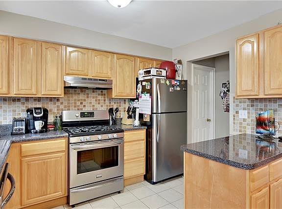 5th image of 252 Swinton Ave