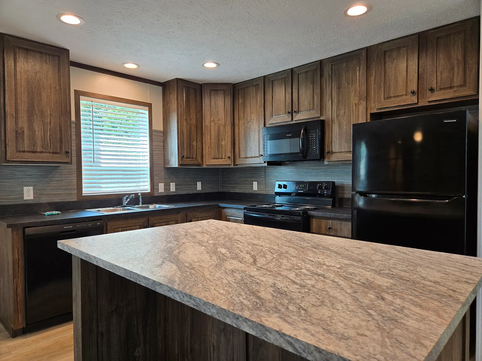 225 Robin Dr — Photo 2