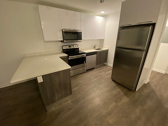 2nd image of 940 W Winona St APT 401