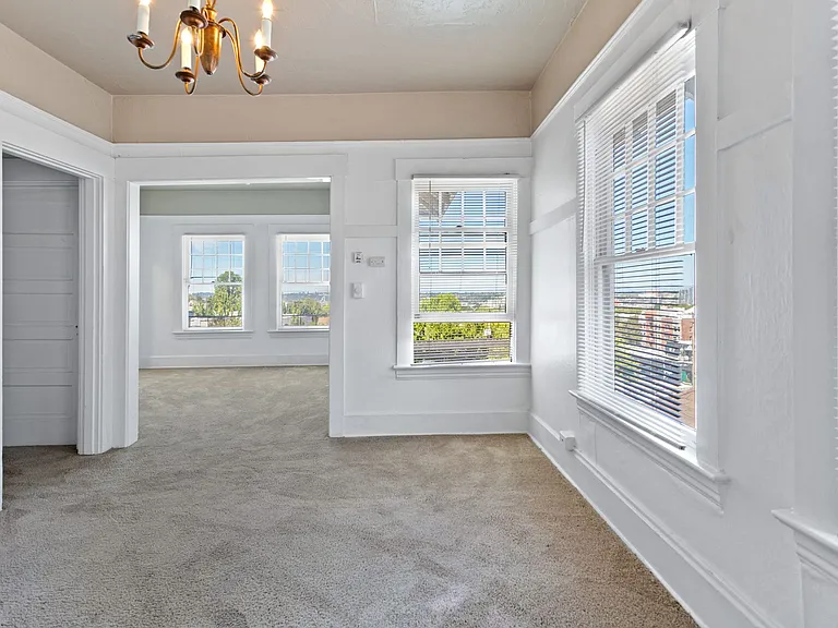 1 Bedroom with den close to SW! Walking distance to Providence Park! — Photo 4