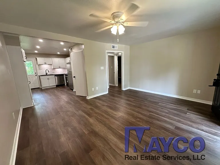 Grand Oaks Apartment Homes — Photo 13
