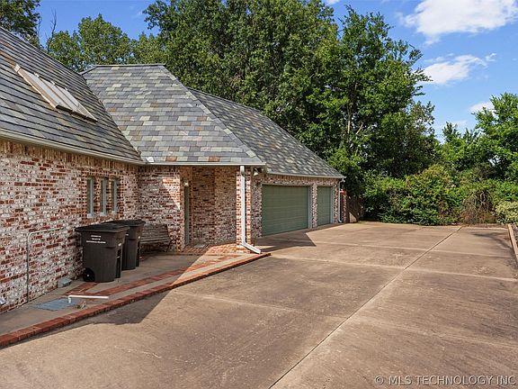 3rd image of 2100 Deerfield Cir