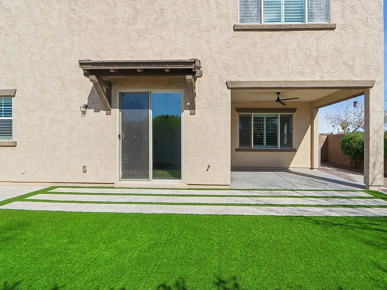 227 E Beatryce St — Photo 46