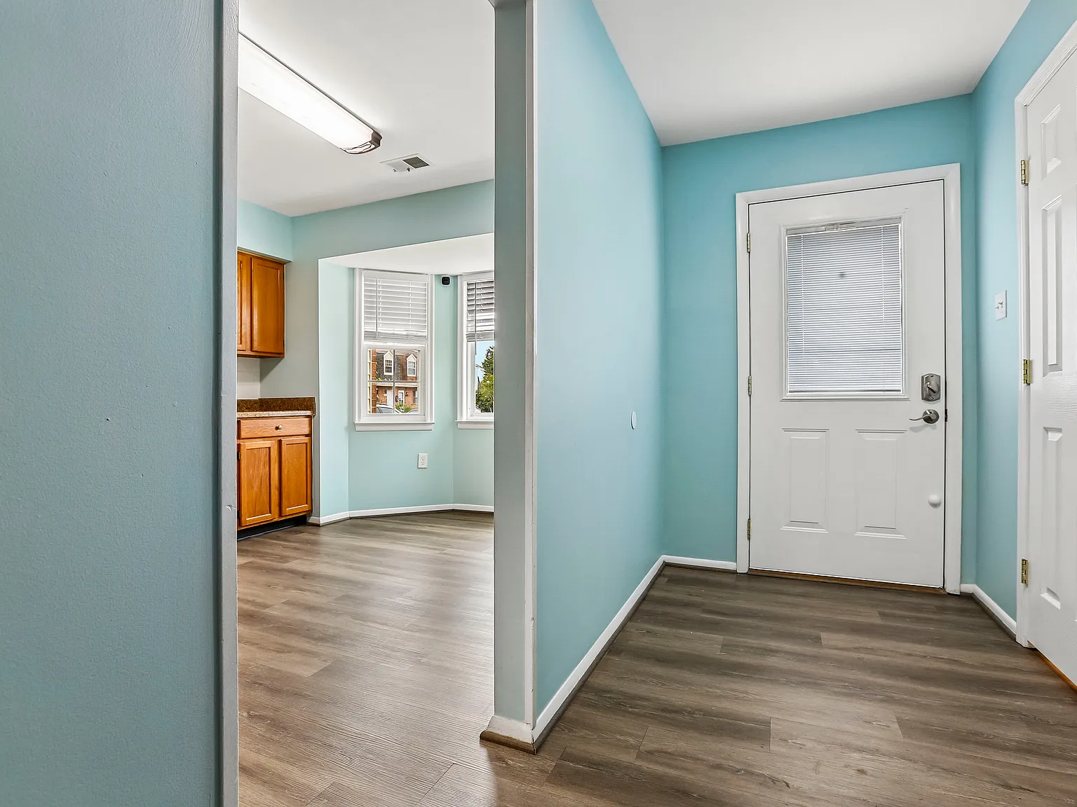 3 bed, 1.5 bath, 1320 sqft, $2,350 — Photo 2