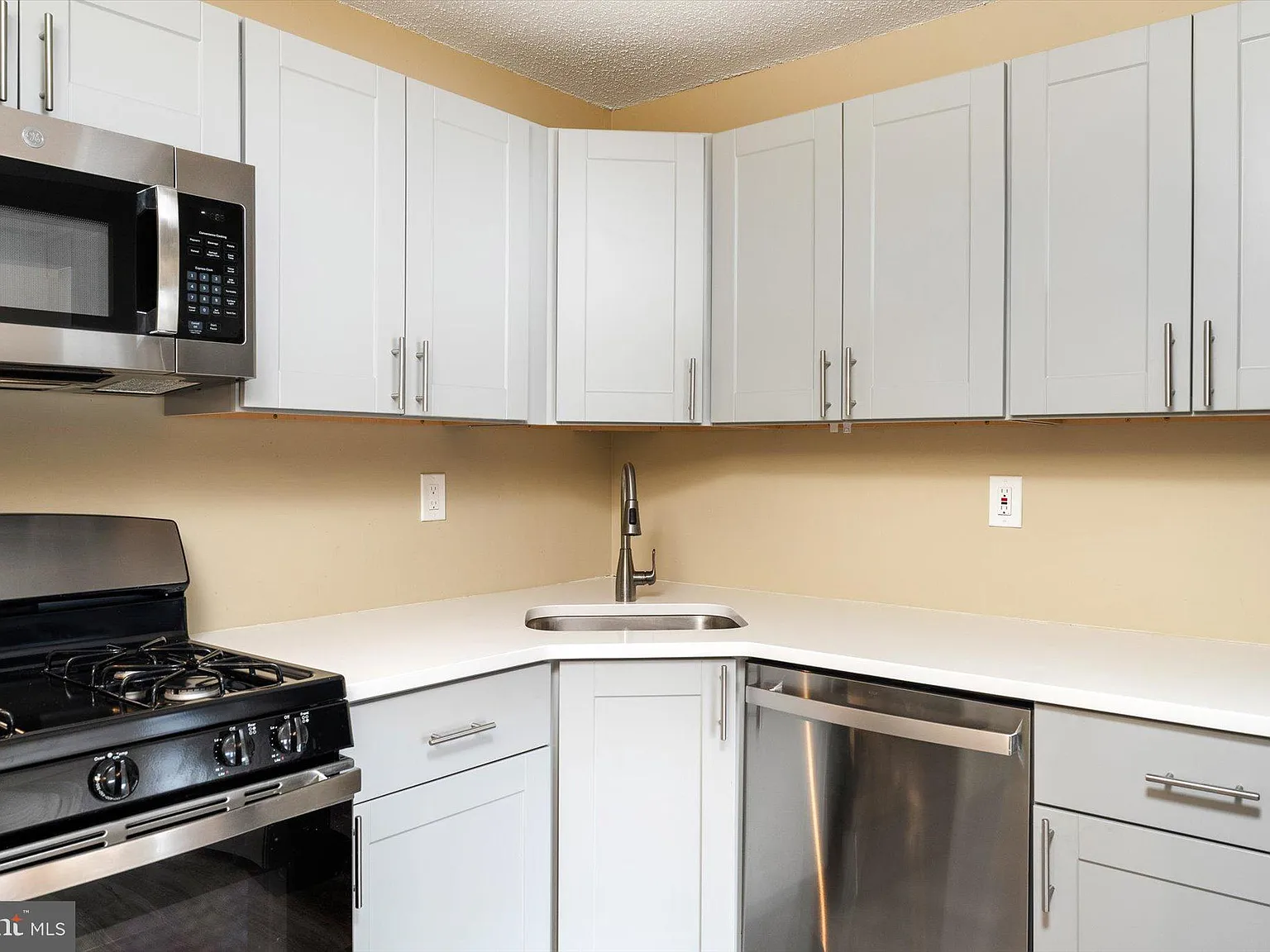 2 bed, 2.0 bath, 1203 sqft, $2,200 — Photo 4