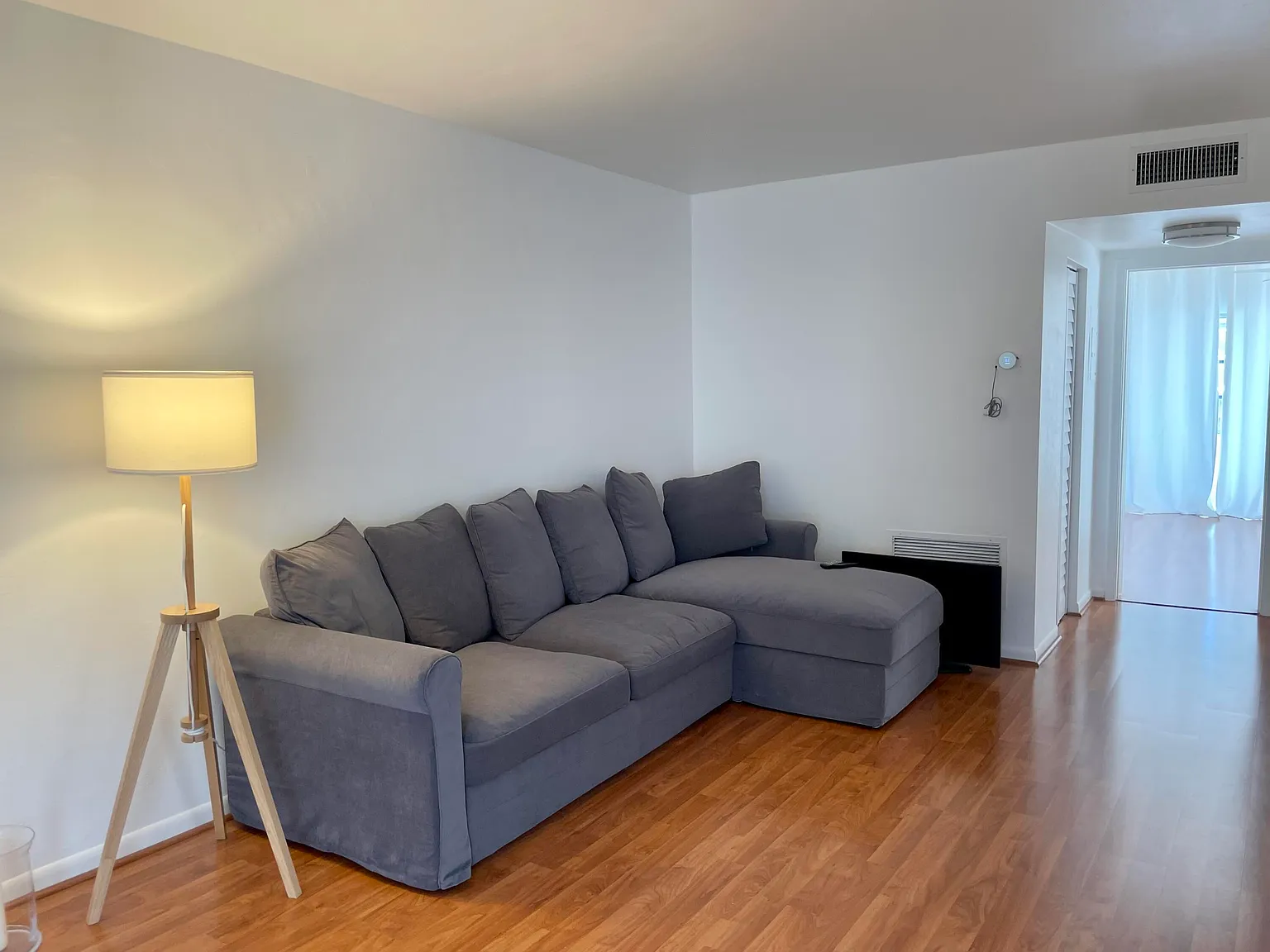 1 bed, 1.0 bath, 734 sqft, $1,350 — Photo 3