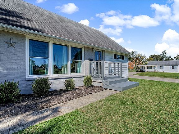 5th image of 195 Barrington Dr