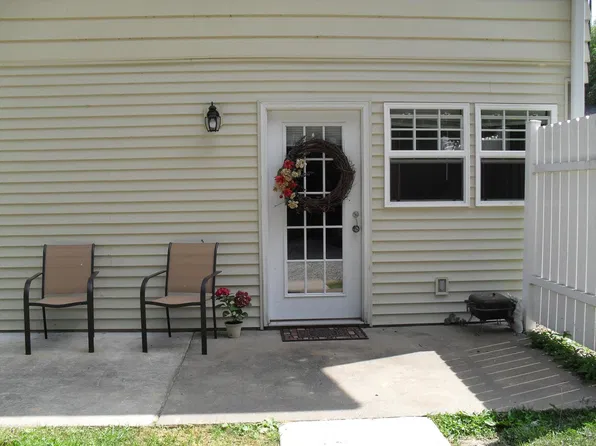 109 Village Dr APT 3, Carbondale, IL 62902