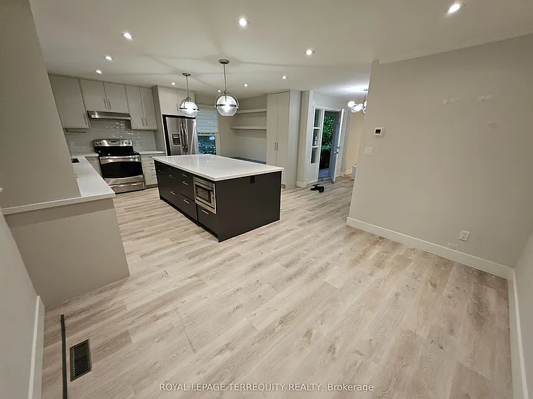 2067 Obeck Cres — Photo 13
