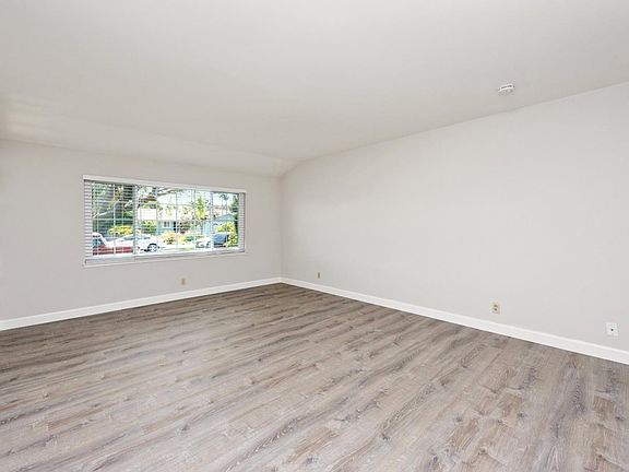 5th image of 4547 Tomrick Ave