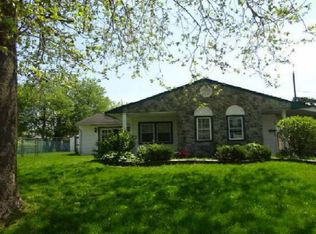 42 Edgewood Ln, Levittown, PA