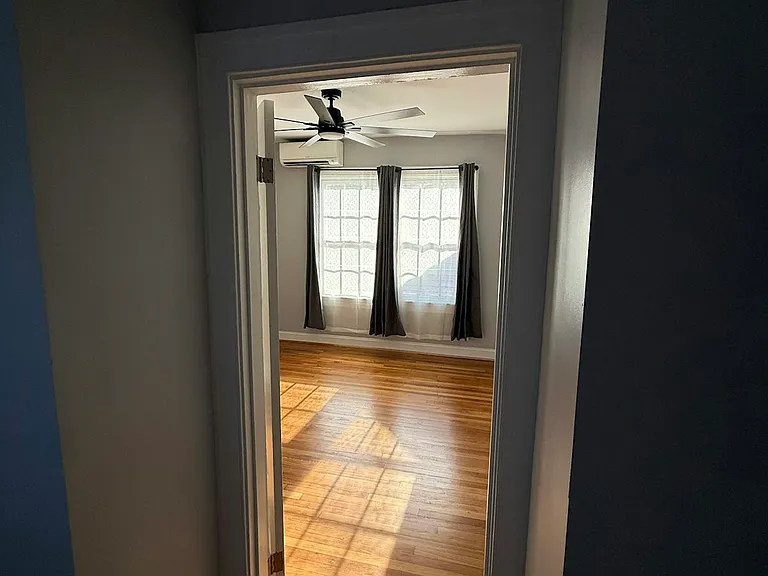Middle Bedroom