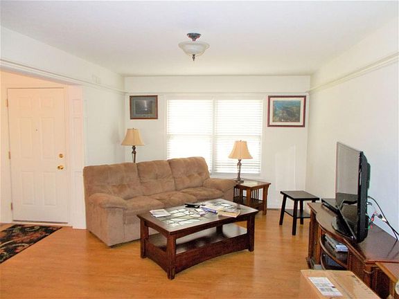 3rd image of 974 Tealwood St