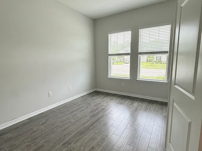 Guest suite bedroom/office