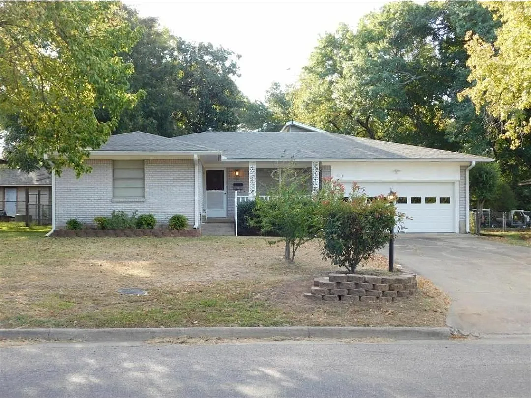 3 bed, 2060 sqft, $2,000 — Photo 1