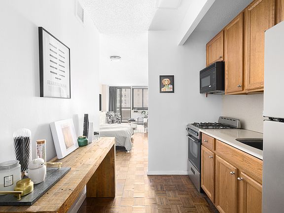 3rd image of 347 W 57th St APT 11E