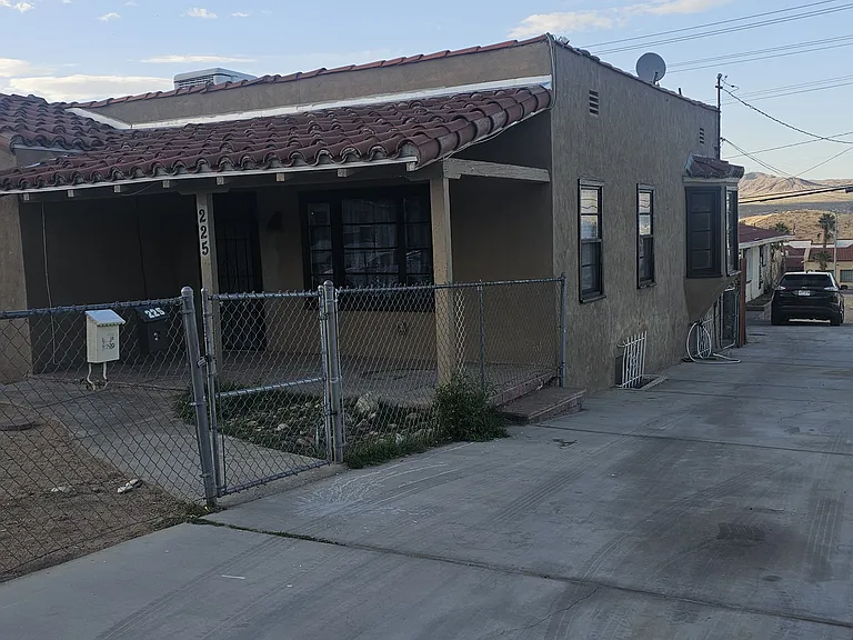 225 E Fredricks St — Photo 2